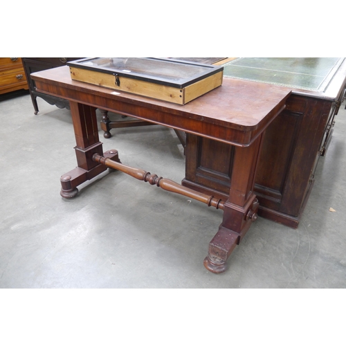 2520 - An early 19th Century mahogany pop-up side table server, feet a/f