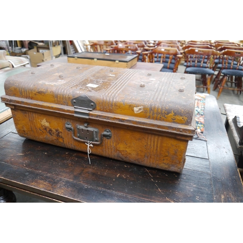 2523 - A Victorian scumble painted tin trunk