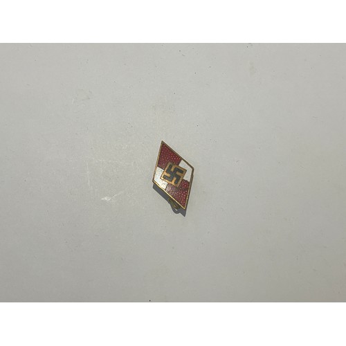 9533 - A Third Reich era German Hitler Youth badge, enamel membership pin