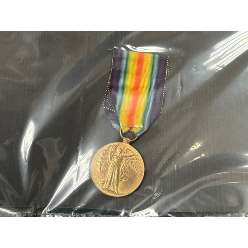 9498 - A WWI pair of medals named to 24090 PTE. C. SYMONDS NORF. R., together with a Victory medal named to... 