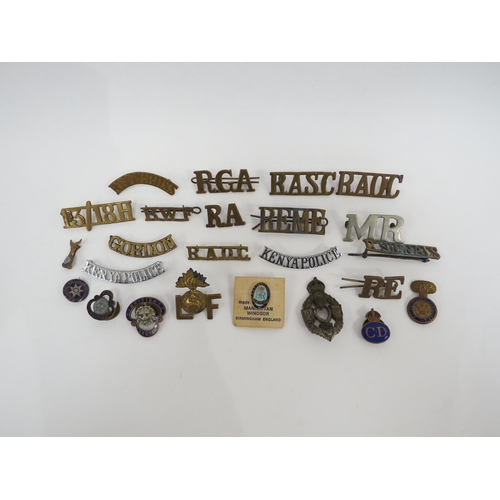 9259 - A quantity of WWI insignia including shoulder titles