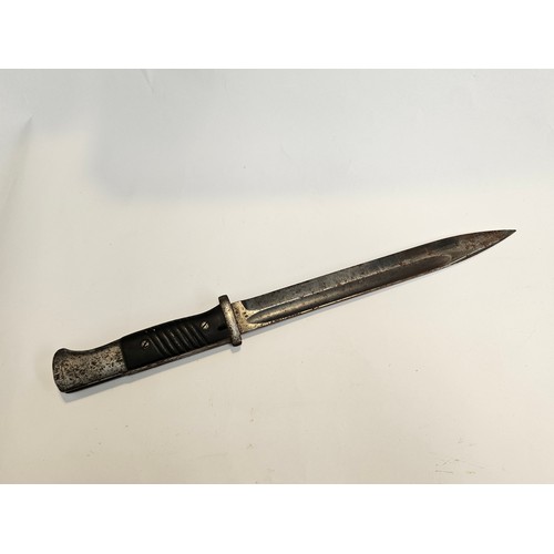 9339 - A Third Reich era German Mauser bayonet, stamped 37 to blade back (1937), serial number 7594, blade ... 