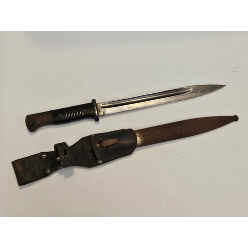 9343 - A WWII German Mauser K98 bayonet, dated '39, with matching serial no. 4353 to scabbard, Bakelite gri... 