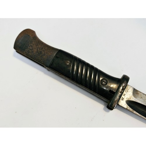 9343 - A WWII German Mauser K98 bayonet, dated '39, with matching serial no. 4353 to scabbard, Bakelite gri... 