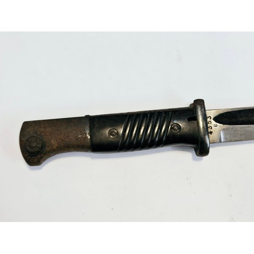 9343 - A WWII German Mauser K98 bayonet, dated '39, with matching serial no. 4353 to scabbard, Bakelite gri... 