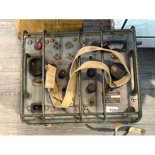 9286 - A WWII British R109 AT.T. radio reception set with part straps