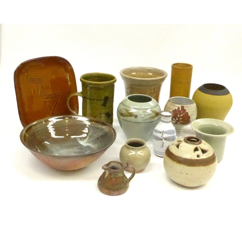 7107 - A collection of studio pottery to include Robin Welch cylindrical vase, Townhope Pottery vase, Colds... 