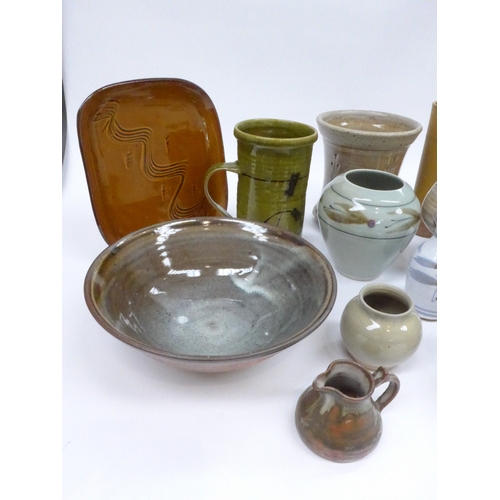 7107 - A collection of studio pottery to include Robin Welch cylindrical vase, Townhope Pottery vase, Colds... 