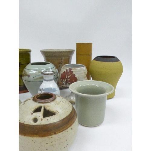 7107 - A collection of studio pottery to include Robin Welch cylindrical vase, Townhope Pottery vase, Colds... 