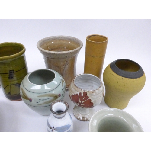 7107 - A collection of studio pottery to include Robin Welch cylindrical vase, Townhope Pottery vase, Colds... 