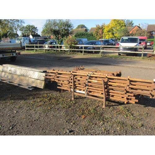 3410 - A pallet and a metal stillage containing scaffolding including clips