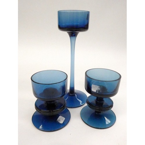 7278 - A pair of Wedgwood Sheringham candlesticks by Ronald Stennett-Willson in blue, single ring 9.5cm hig... 