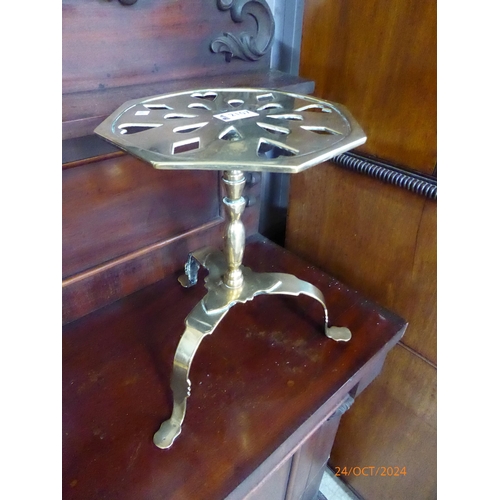 2107 - A large Victorian brass trivet