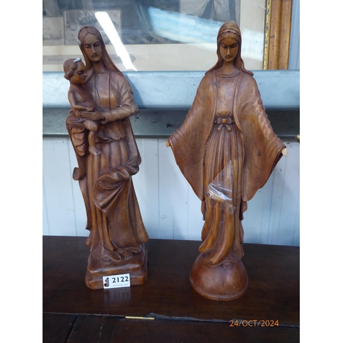 2122 - A Mary Mother and Jesus figure and a figure of Mary, hands a/f