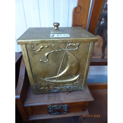 2134 - A vintage brass tea tin with ship design and liner