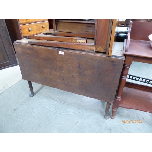 2150 - A George III mahogany drop leaf dining table on pad feet