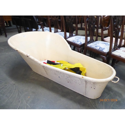 2162 - A galvanised bath tub