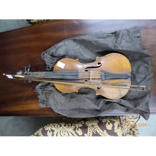 2173 - An early 20th Century full size violin with one piece back a/f