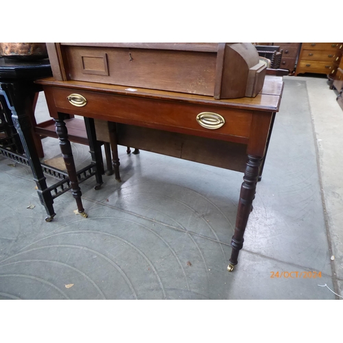 2197 - An Edwardian walnut side table with single drawer