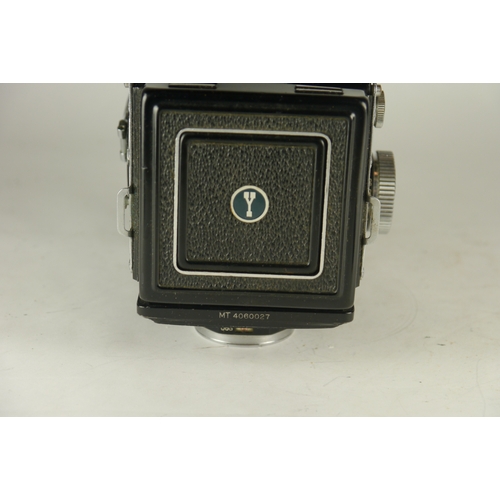 6051 - A cased Yashica-Mat TLR Medium Format Film Camera SR MT4060027 w/80mm lens & accessories