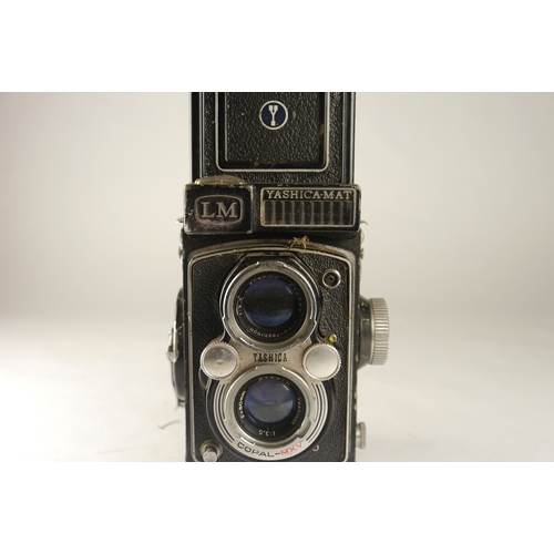 6068 - A Yashica- Mat LM Medium Format 120 Film Camera w/ booklet