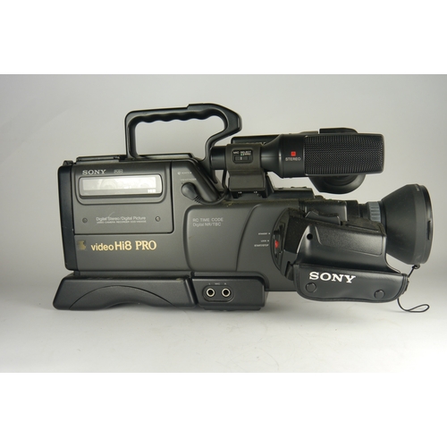 6093 - A Sony Video Hi8 Pro CCD-V6000E film camcorder - Untested