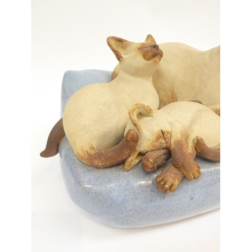 7106 - A Suzie Marsh large stoneware studio pottery sculpture of Siamese cats, impressed potters seal and l... 