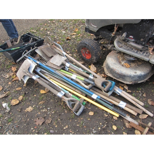 3404 - A bundle of mixed tools including spades, shovels and rakes, etc