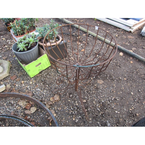 3412 - A metal basket stand