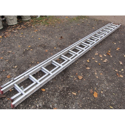 3427 - An aluminium extension ladder