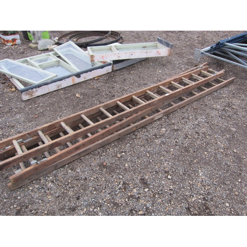 3429 - A timber extension ladder