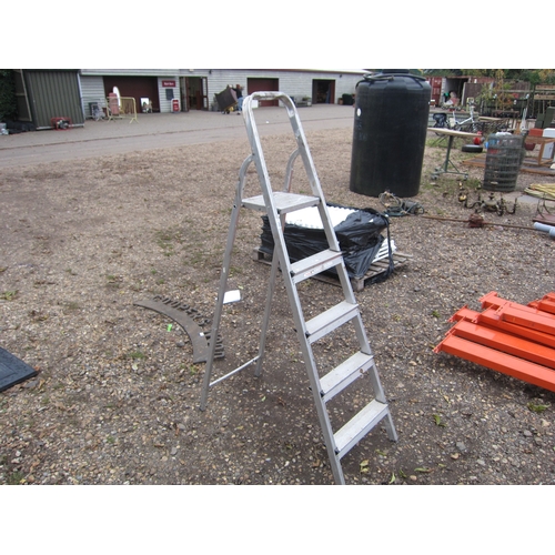 3441 - A set of 5-tread aluminium steps