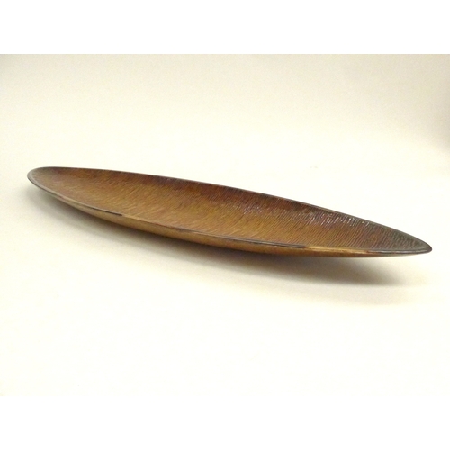 7109 - DAMIEN KEEFE (b.1957) stoneware spear dish with textured honey glaze, Impressed potters mark to base... 