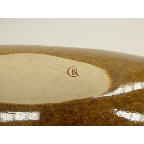 7109 - DAMIEN KEEFE (b.1957) stoneware spear dish with textured honey glaze, Impressed potters mark to base... 