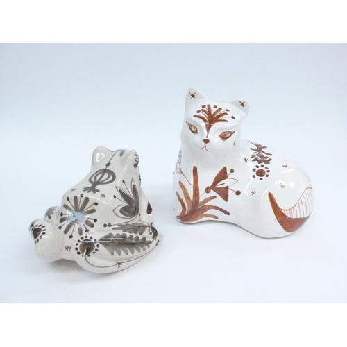 7077 - Two David Sharp Rye pottery figures cat and frog , hand painted detail, marks to base. Tallest 18cm ... 