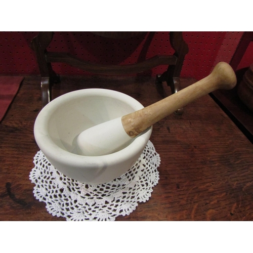 4082 - A large stoneware pestle and mortar