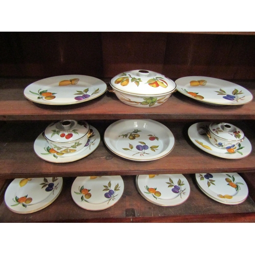 4136 - A quantity of Royal Worcester Evesham to include 12 plates, dish, covered tureen etc