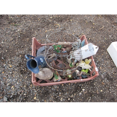 3450 - A tray of garden ornaments