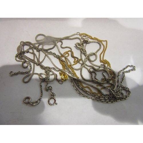 4416 - A bag of neck chains to include silver and gold coloured example