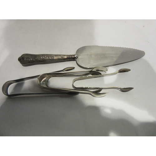 4420 - A silver handled cake slice, three silver tongs and a plated pair