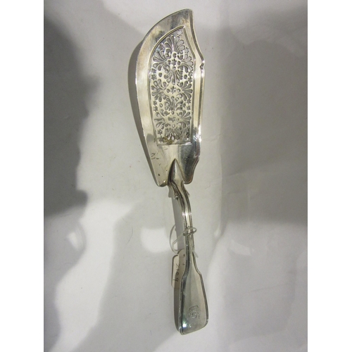 4488 - A George II silver fish slice in fiddle and thread pattern, crested, blade bent / weak.  London 1829... 