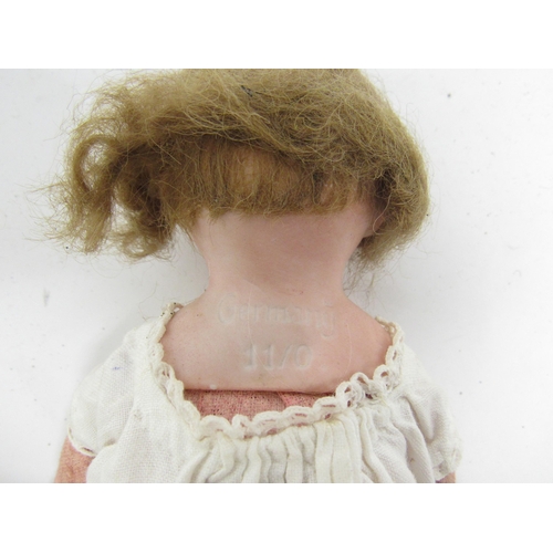 9312 - An early 20th Century bisque shoulder head girl doll with blonde wig, fixed glass eyes and painted f... 