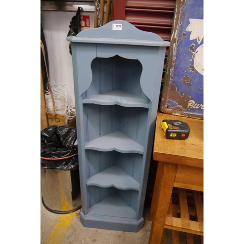 2078 - A blue painted pine corner shelf unit