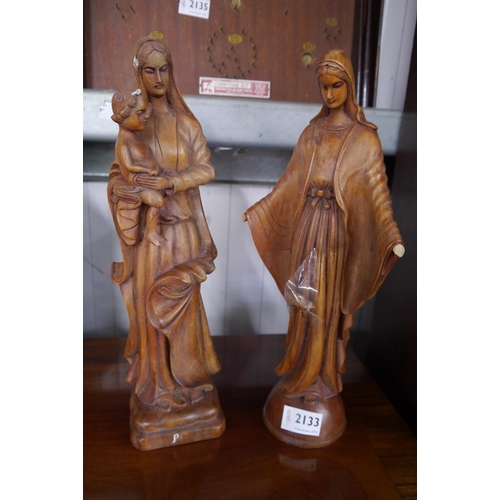 2133 - A Mary Mother and Jesus figure and a figure of Mary, hands a/f