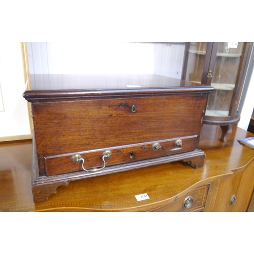 2139 - A Georgian mahogany table-top box with drawer, one hinge a/f