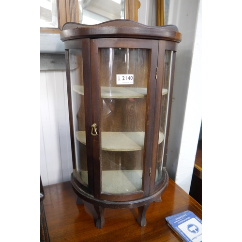 2140 - A small mahogany table top display cabinet