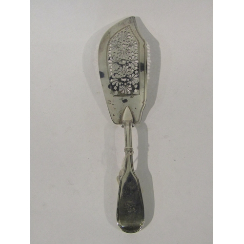 4488 - A George II silver fish slice in fiddle and thread pattern, crested, blade bent / weak.  London 1829... 