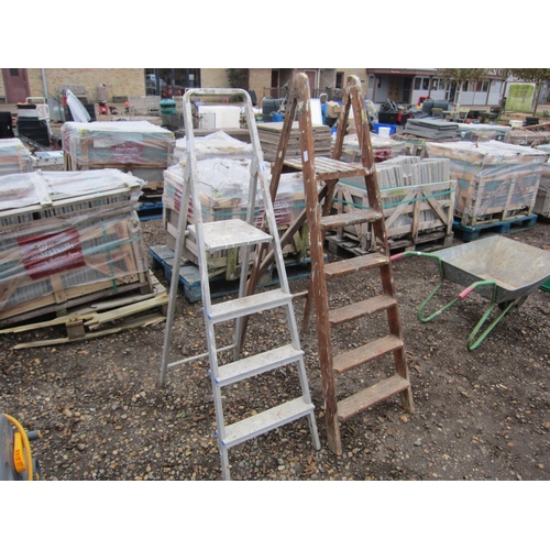 3488 - A wooden set of 7 tread steps and a set of 5 tread aluminium steps (2)