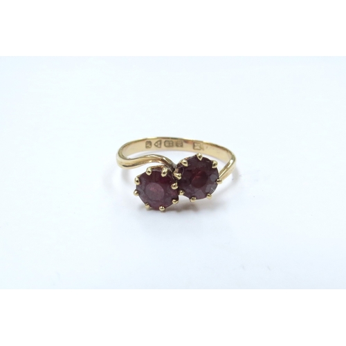 9073 - An 18ct gold Chester hallmarked crossover garnet ring. Size P, 2.7g