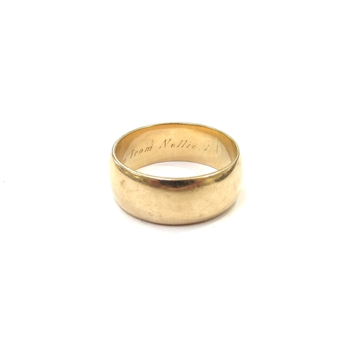 9186 - An 18ct gold gentleman's wedding band. Size Z1, 14.2g